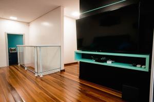 un soggiorno con una grande TV a schermo piatto di Casa ampla e confortável a Lajeado