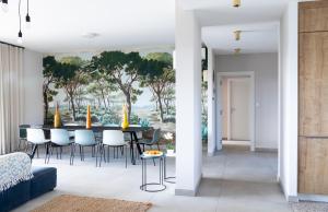 een woonkamer met een eettafel met een schilderij aan de muur bij A Liccia in Pianottoli-Caldarello