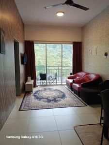 Galina Somersquare Goldenhills Aprt Pasar Malam Cameron Highlands في برينشانغ: غرفة معيشة مع أريكة ونافذة كبيرة
