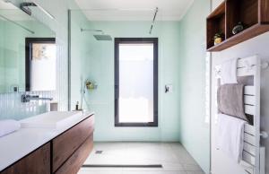 een badkamer met een wastafel en een raam bij A Liccia in Pianottoli-Caldarello +30 foto's