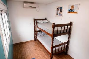 due letti a castello in una stanza con finestra di Casa ampla e confortável a Lajeado Altre 61 foto