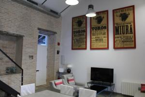 Μια τηλεόραση ή/και κέντρο ψυχαγωγίας στο Cozy Modern Apartment +3 φωτογραφίες