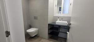 Ένα μπάνιο στο Cozy Modern Apartment