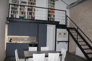 Η βιβλιοθήκη του διαμερίσματος