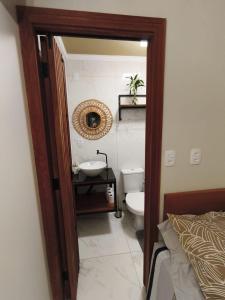 Containersblack في فلوريانوبوليس: حمام مع حوض ومرحاض ومرآة +4 صور