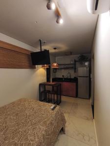 Containersblack في فلوريانوبوليس: غرفة نوم بسرير ومطبخ