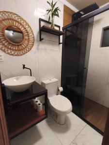 Containersblack في فلوريانوبوليس: حمام مزود بمرحاض ومغسلة ومرآة