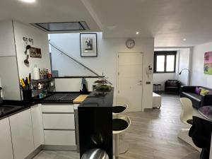 eine Küche mit einer Theke und ein Wohnzimmer in der Unterkunft Edificio Resort Gran8Nerja in Nerja