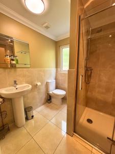 Koupelna v ubytování Allt Nan Ros Apartments fort william + 25 fotografií