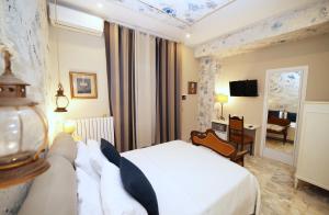 a hotel room with a bed and a living room at B&B Villa Mamma Rita in Tortora