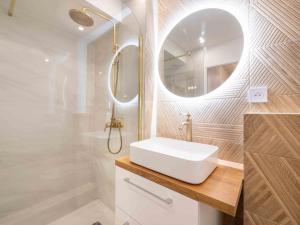 Et badeværelse på SERENITY - 3 mins from Disney, Free Parking, Self-Checking with fully equiped gym + 20 billeder