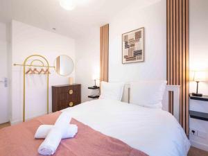 En eller flere senge i et værelse på SERENITY - 3 mins from Disney, Free Parking, Self-Checking with fully equiped gym