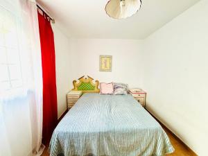 een slaapkamer met een bed en een rood gordijn bij Global Immo 5046 Mimosa in Roses +23 foto's