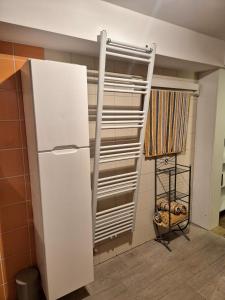 een keuken met een witte koelkast in de kamer bij Apartment Doroteja in Podplat +6 foto's