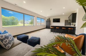 Una televisión o centro de entretenimiento en The 419 Ten-Room Boutique in Sandusky