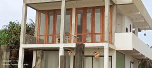 Un edificio en construcción con puertas de cristal. en Pelpatha, en Balapitiya