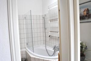 eine Badewanne im Bad mit Dusche in der Unterkunft Ferienwohnung Warnemünde Altstadt (RC) in Warnemünde