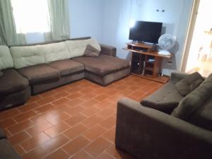 Pousada Refúgio Natural da Ilha في إلها كومبريدا: غرفة معيشة مع أريكة وتلفزيون