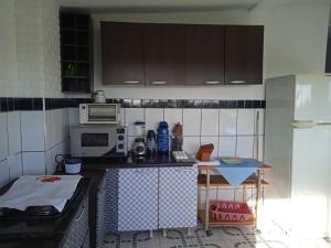 Pousada Refúgio Natural da Ilha في إلها كومبريدا: مطبخ مع كونتر توب مع ميكروويف +12 صورة