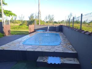 Pousada Refúgio Natural da Ilha في إلها كومبريدا: مسبح ونافورة على الفناء