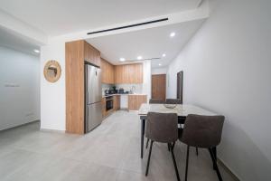 Η κουζίνα ή μικρή κουζίνα στο Serene Gardens 2BR w Pool & Gym