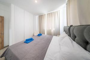 Ένα ή περισσότερα κρεβάτια σε δωμάτιο στο Serene Gardens 2BR w Pool & Gym +32 φωτογραφίες