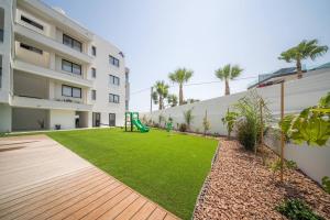 Κήπος έξω από το Serene Gardens 2BR w Pool & Gym