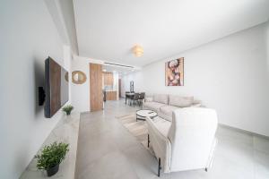 Χώρος καθιστικού στο Serene Gardens 2BR w Pool & Gym