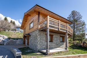 Chalet Serra Del Cadi - Vue montagne في فون-رومو-أوديللو-فيا: كابينة خشب فوقها شرفة