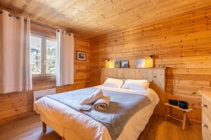 Chalet Serra Del Cadi - Vue montagne في فون-رومو-أوديللو-فيا: غرفة نوم مع سرير في كابينة خشبية