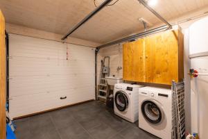 Chalet Serra Del Cadi - Vue montagne في فون-رومو-أوديللو-فيا: كراج فيه غسالة ومجفف