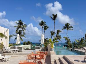 Hồ bơi trong/gần Beach Haven 1BDR Condo Paseo Playa Coral - 305