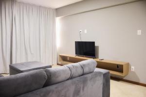 Μια τηλεόραση ή/και κέντρο ψυχαγωγίας στο Apartamento Completo Quarto/ Sala/Cozinha/ Banheiro Mobiliado - WS Urban Ed. Celita Franca