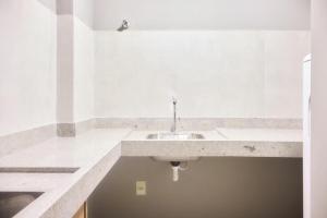 Ένα μπάνιο στο Apartamento Completo Quarto/ Sala/Cozinha/ Banheiro Mobiliado - WS Urban Ed. Celita Franca +17 φωτογραφίες