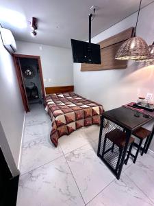 Containersblack في فلوريانوبوليس: غرفة فيها سرير وطاولة فيها