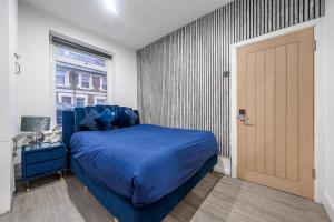 Ένα ή περισσότερα κρεβάτια σε δωμάτιο στο Central Cardiff townhouse for groups & families