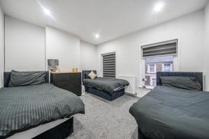 Ένα ή περισσότερα κρεβάτια σε δωμάτιο στο Central Cardiff townhouse for groups & families