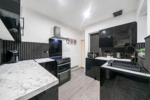 Η κουζίνα ή μικρή κουζίνα στο Central Cardiff townhouse for groups & families