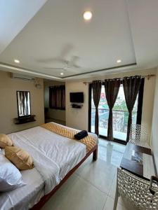 Ένα ή περισσότερα κρεβάτια σε δωμάτιο στο Sri Saai Surguru Residency