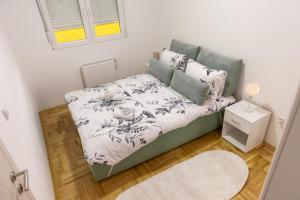 Postel nebo postele na pokoji v ubytování APARTMAN ANASTASIJA i DANKA