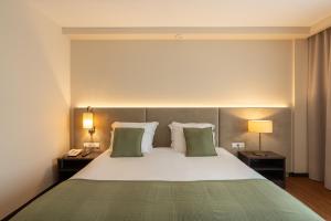 Postel nebo postele na pokoji v ubytování Hotel Premium Porto Maia + 45 fotografií