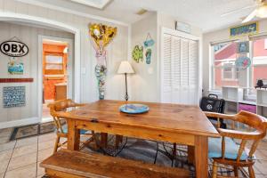 ein Esszimmer mit einem Holztisch und Stühlen in der Unterkunft 5065 - Flip Flop Inn in Kill Devil Hills