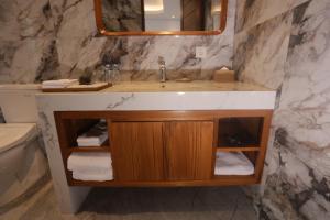 ein Badezimmer mit Waschbecken und Spiegel in der Unterkunft Villa Diva in Ketewel