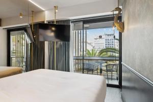 Skylark, Aluma Hotels & Resorts في أثينا: غرفة فندقية مع سرير وشرفة +35 صورة