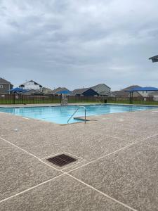 an empty basketball court with a volley ball hoop at Vees home away from home in Rosharon