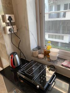 Køkken eller tekøkken på The BoHomes - Peaceful Rooms with Mountain View located in Upper Tapovan