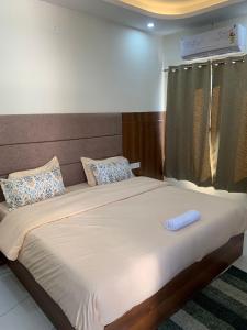 En eller flere senge i et værelse på The BoHomes - Peaceful Rooms with Mountain View located in Upper Tapovan