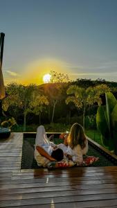 Loft Cerrado de Minas في جوبوتيكاتوباس: شخصان يجلسان على سطح السفينة يشاهدان غروب الشمس +7 صور