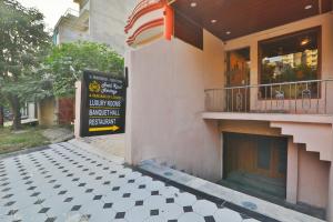 een gebouw met een uithangbord aan de zijkant bij Hotel Kasol Heritage in Lucknow