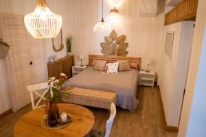 Zajazd w Biskupinie في بيسكوبين: غرفة نوم صغيرة مع سرير وطاولة +81 صورة